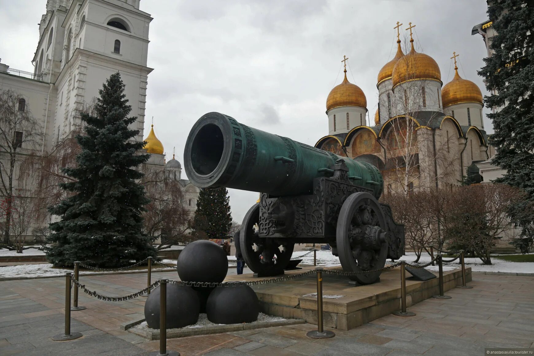 Достопримечательности кремля фото. Царь-пушка Московский Кремль. Достопримечательности Московского Кремля царь пушка. Соборная площадь Московского Кремля царь пушка. Царь пушка в Кремле.