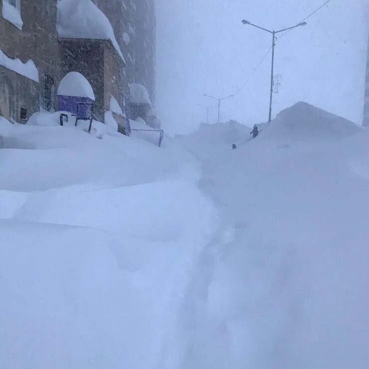 Хорошо что тускнеют сугробы. Норильск завалило снегом 2020. Норильск 2020 город. Норильск зима 2020. Сугробы в Норильске 2020.