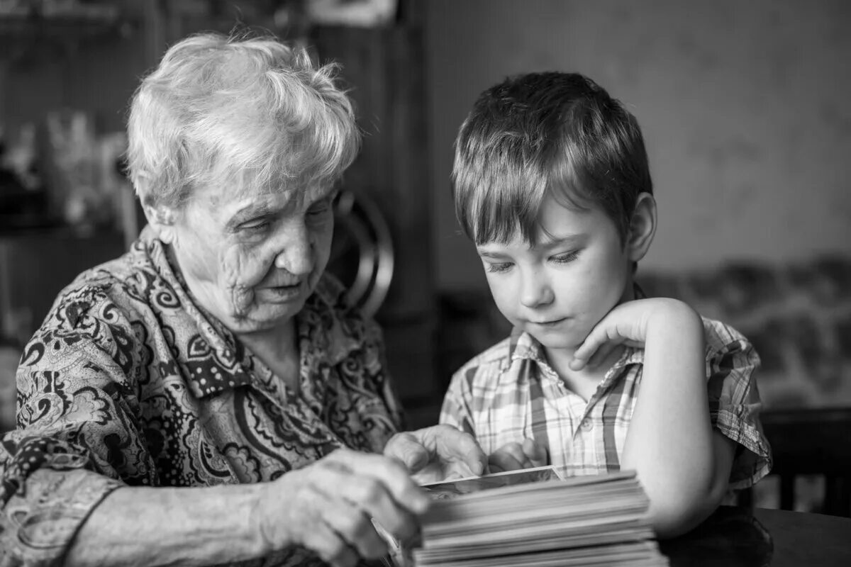 Бабушка рассказывает. Бабушка рассказывает внукам. Бабушка рассказывает сказку внуку. Внучка рассказывает бабушке.