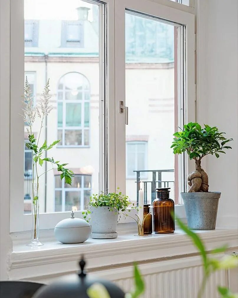 Insta window. 3. Insta window. Девушка сидит на подоконнике. Игра дом и его части окно дверь.