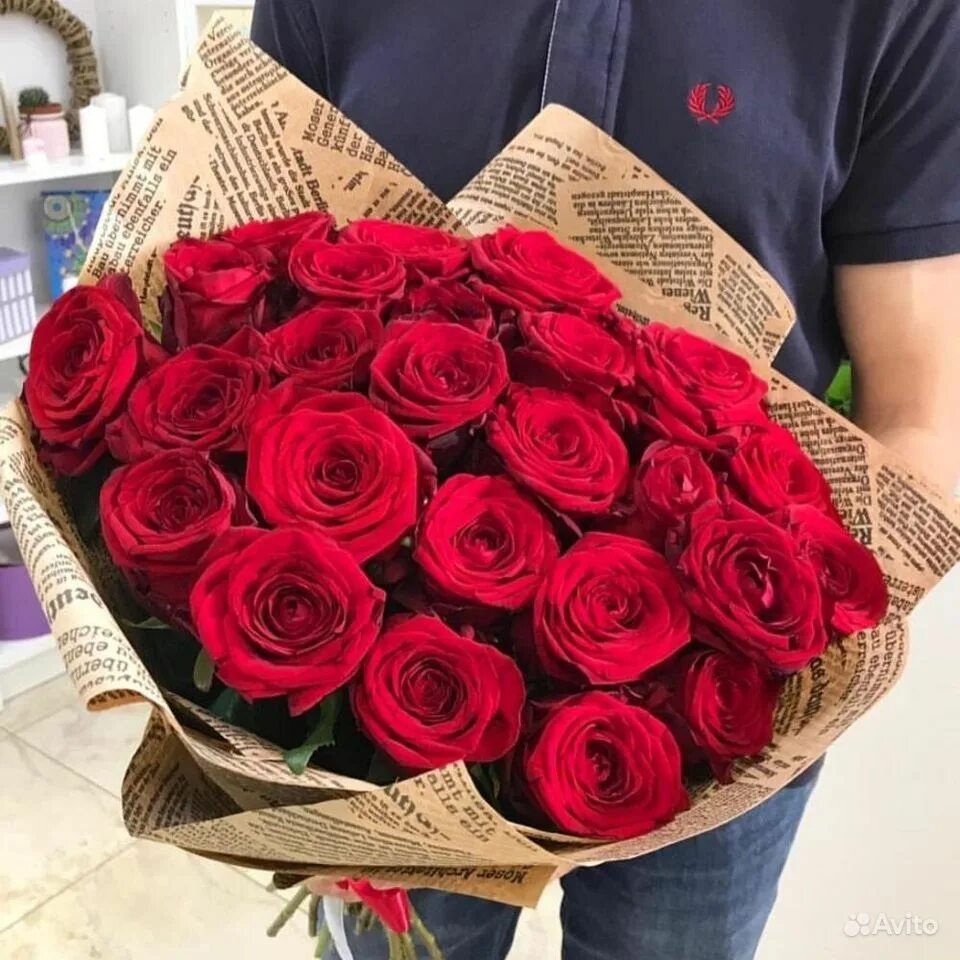 букет красных роз 51 шт. розы 25 штук. букет красных роз 25 шт. красные розы в черной упаковке. розы 25 штук.