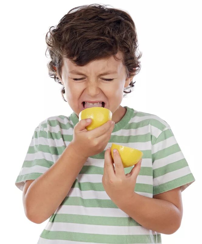 Картинка кисло. Кислый лимон. Ест лимон. Человек ест лимон. Лимон для детей.