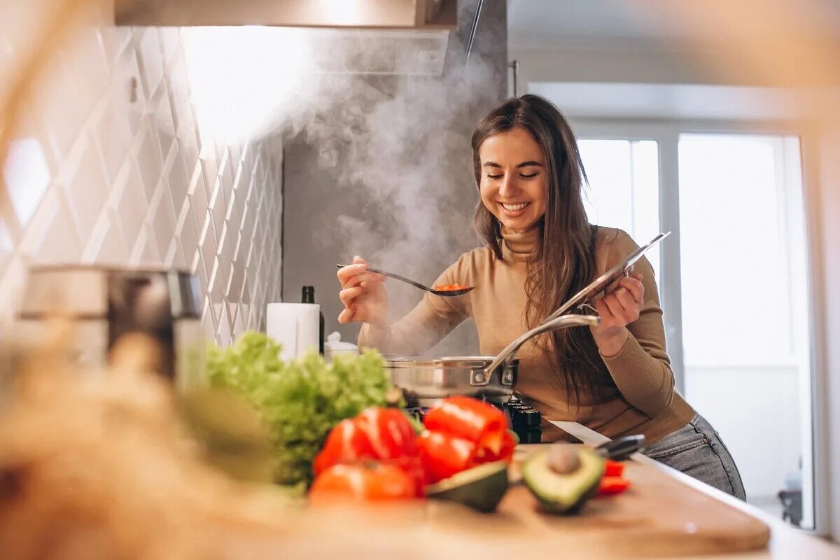 После ужина выбирает. Женщина на кухне. Готовка на кухне. Девушка готовит. Женщина готовит на кухне.