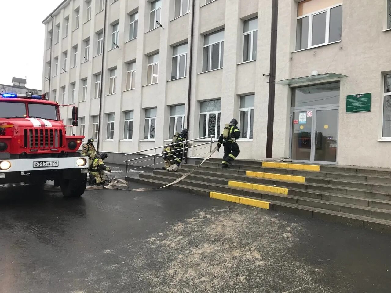 Эвакуация в белгородской области сегодня. Пожарная. Пожарные в школе. ЧС пожар. Пожар в школе.