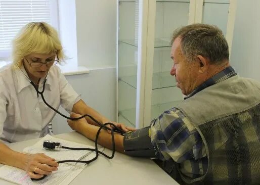 прием фельдшера в поликлинике. врач в поликлинике. посм медицинской сестры. приём врачей в поликлинике. медсестра в амбулатории.