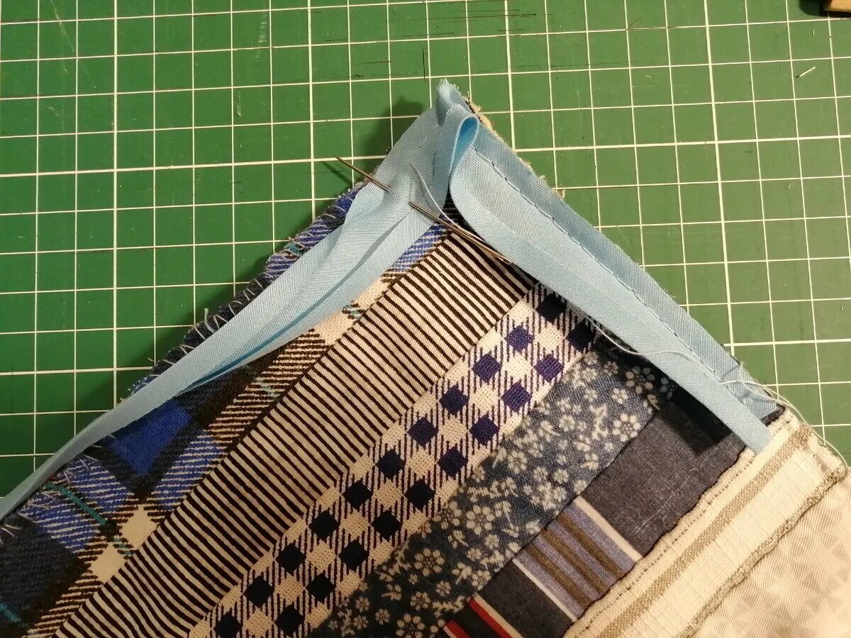 Рулик из ткани мастер класс. Как пользоваться косой бейкой. Как пользоваться косой бейкой. Окантовка срезов косой бейкой. Бейка для окантовки.