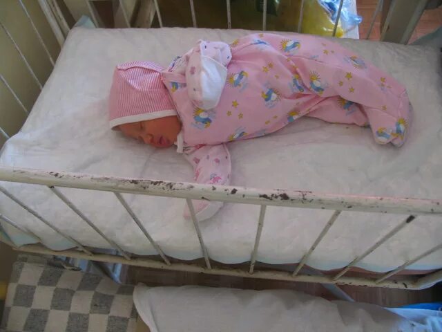 Когда можно выходить с новорожденным на улицу. Кроватки в роддоме для новорожденных. Детские кровати в роддоме. Ребёнок в роддоме в кроватке.