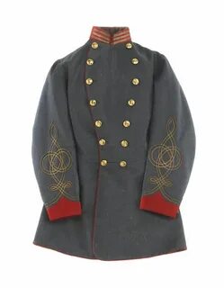 На нем был офицерский сюртук без эполет