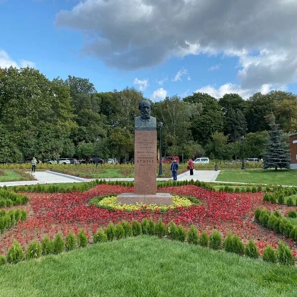 Бюст Академика Крылова. Клумбы Москвы. Парк Крылова Вишневое. Памятники бюст Крылову и.а..