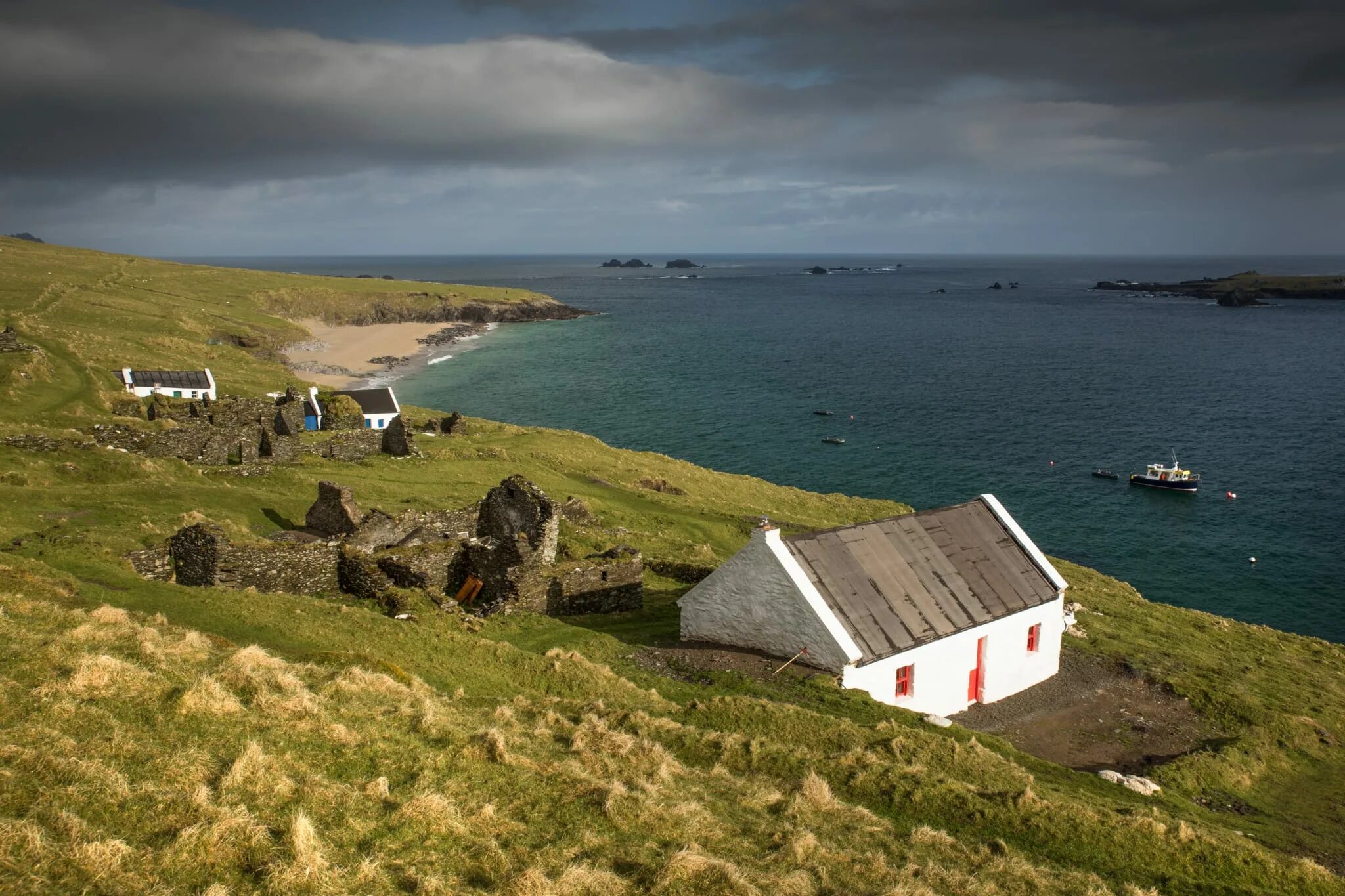 People live on islands. Грейт бласкет Ирландия. Остров Грейт бласкет. Грейт бласкет Ирландия фото. Ирландия остров Бардси.