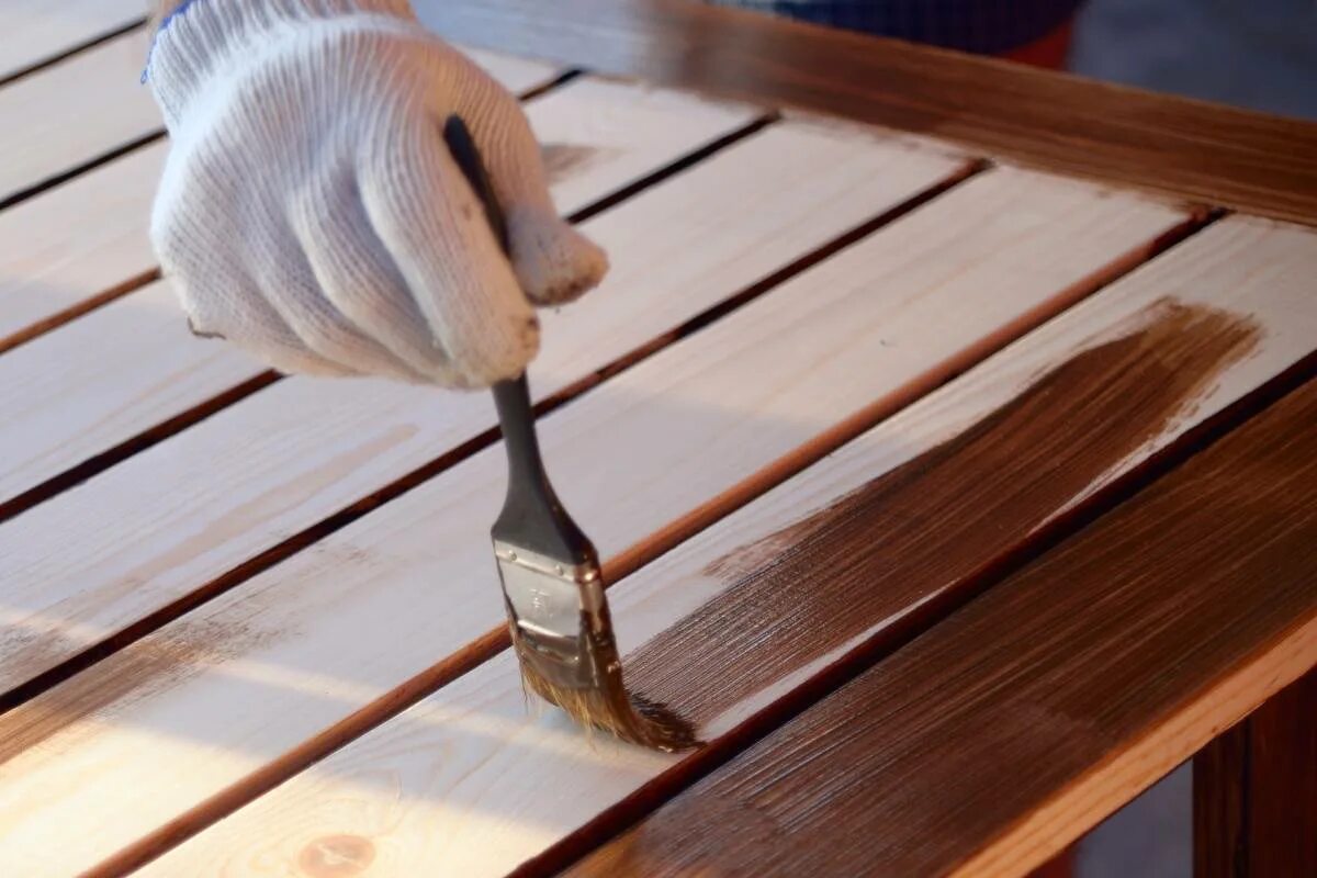 После лака можно красить. Лакирование деревянных поверхностей. Окрашивание деревянных поверхностей. Обработанное дерево. Лак для деревянных поверхностей.