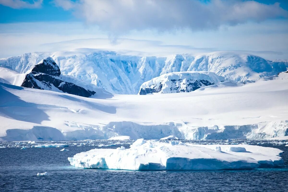 2 антарктическая. Арктика Антарктика Антарктида. Покровные ледники Антарктиды. Южный полюс Антарктика. Антарктида (материк) ледники Антарктиды.