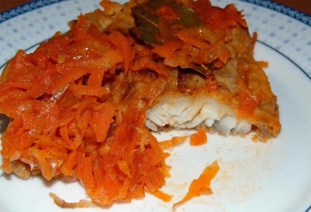 Морковь тушеная с луком и томатом. Минтай в маринаде с морковью и луком. рыба под маринадом минтай. минтай под луком и морковью.
