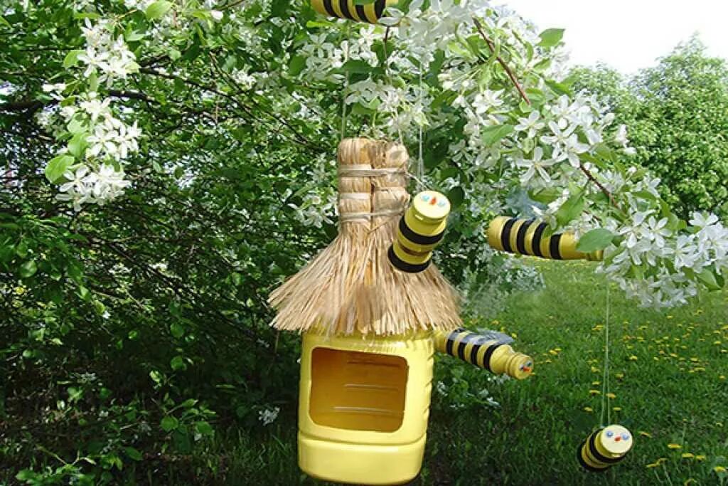 Сделать пчелу своими руками. Пчелиный улей из баклажки. Улей из пластиковых бутылок для детского сада. Пчела из пластиковой бутылки. Декоративный улей для сада.