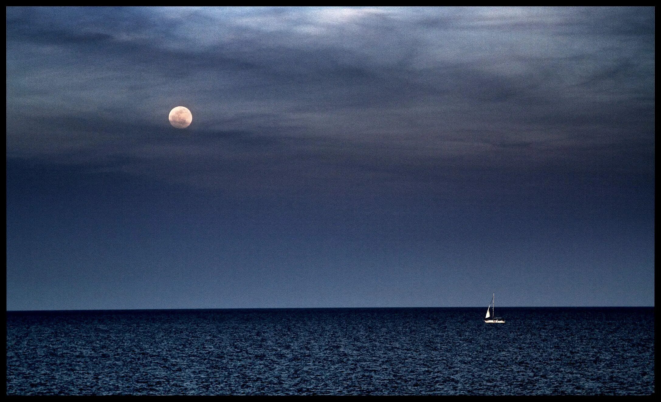 Заходящее солнце. Морской закат. Луна над морем. Луна и море. Луна и море.