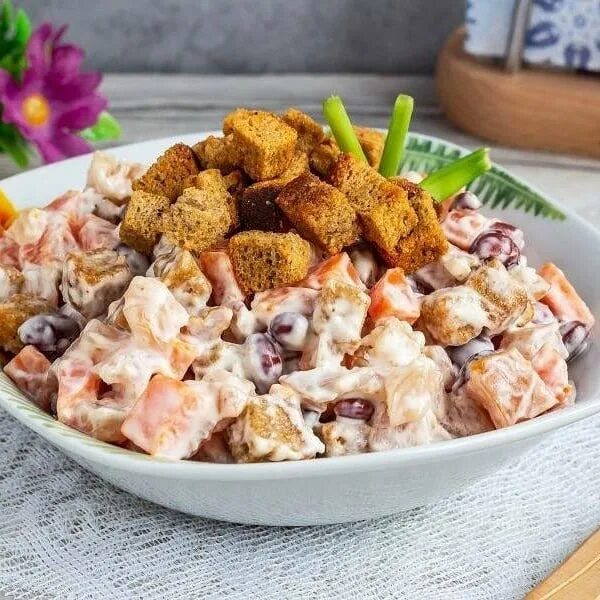 Копченая куриная грудка с сухариками. Салат с сухариками королевский. салат с фасолью и сухариками. салат с кириешками и копченой курицей. салат с фасолью и курицей.