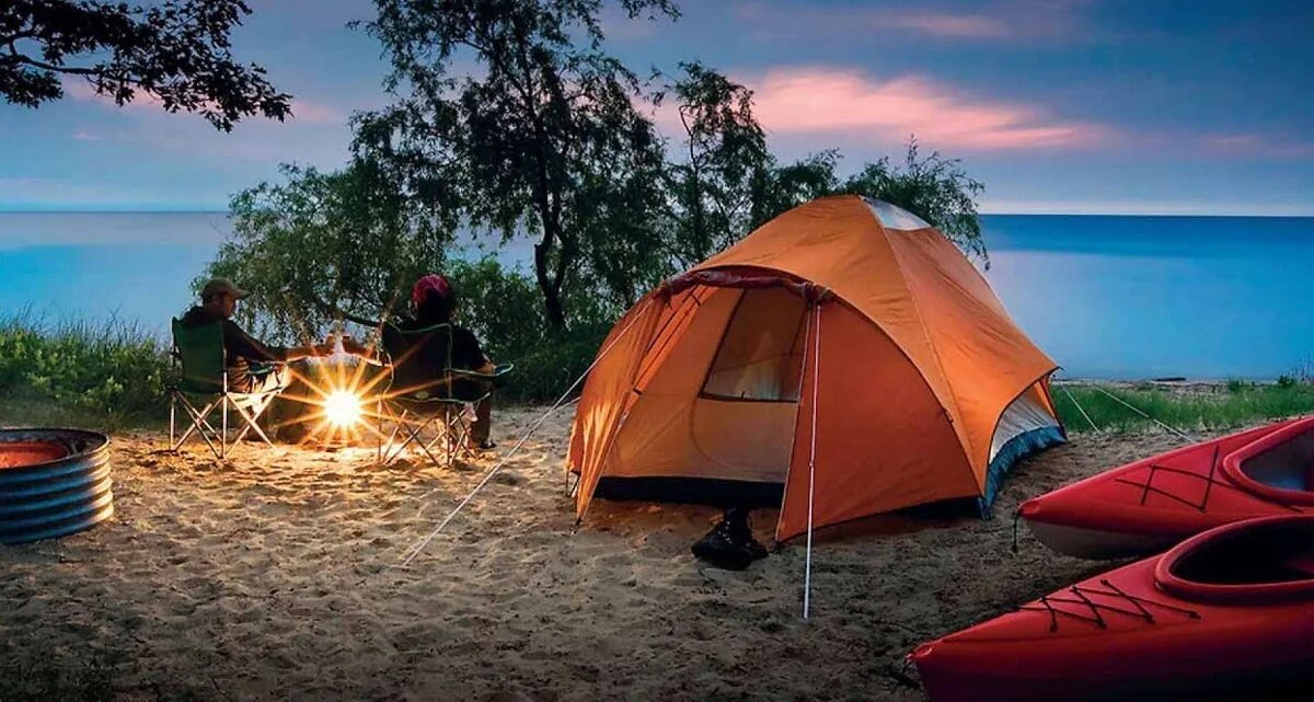 Палатка на природе. Палатка на берегу озера. Кемпинг. Палатка лето. Camping outdoor