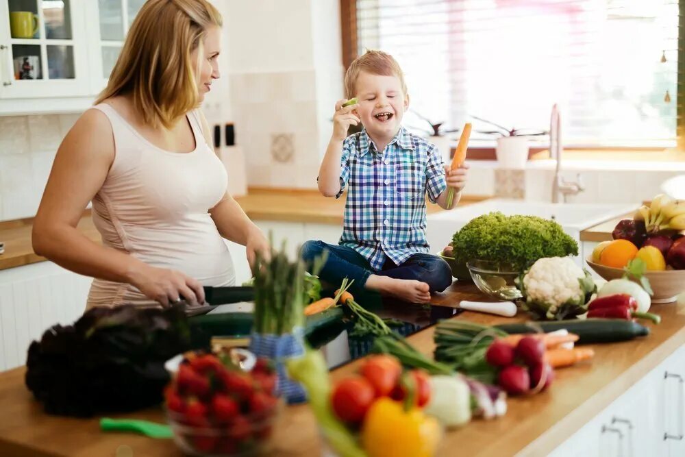 Правильное питание родильницы. Женщина с ребенком с продуктами. Питание женщины в раннем послеродовом периоде. Слушать еда мама