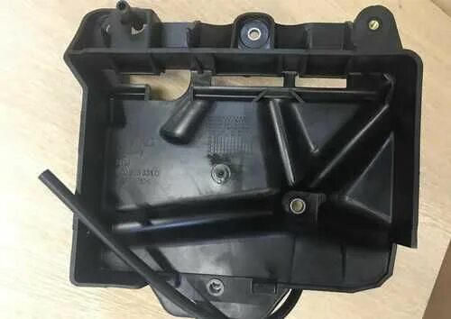 Аккумулятор мазда мпв lw5w. Поддон аккумулятора шевроле кобальт. Стойка под акб. Mazda demio de3fs аккумулятор. Площадка акб поло седан.