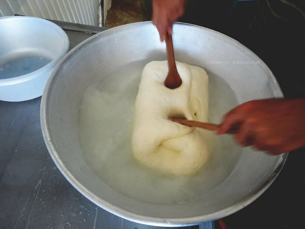 1 для приготовления домашней. Сыр сулугуни домашний. Приготовление сыра сулугуни. Сыр сулугуни в домашних. Сыр сулугуни в домашних из молока.