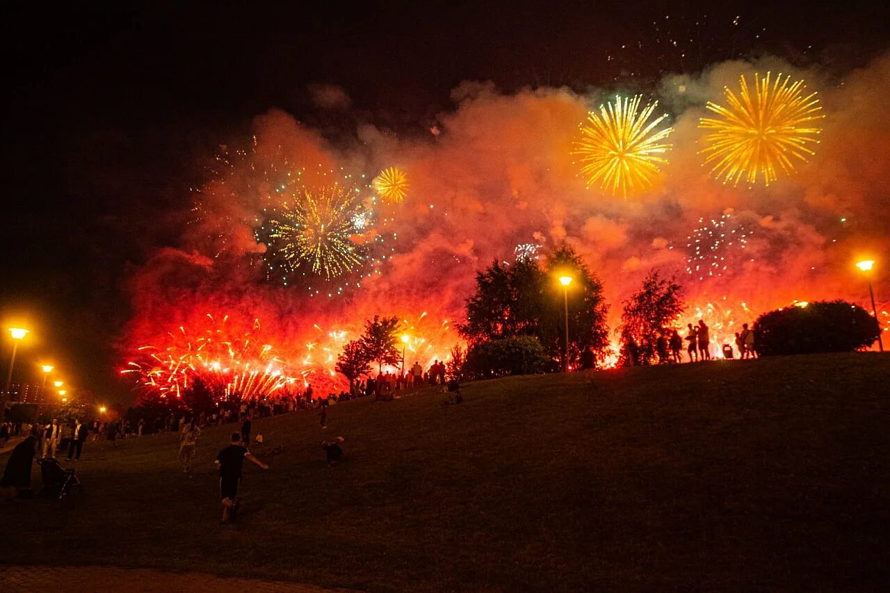 Почему не было салюта. Салют в Казани 30 августа 2022. Праздник фейерверк. Салют на день города. С днем города.