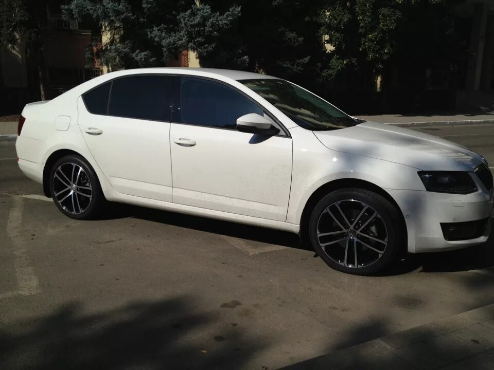 Какие диски на октавии а7. Skoda octavia a7 белая на литье. диски шкода октавия а7 r17. черная шкода октавия а7 на дисках. черные диски на шкода октавия а7 r17.