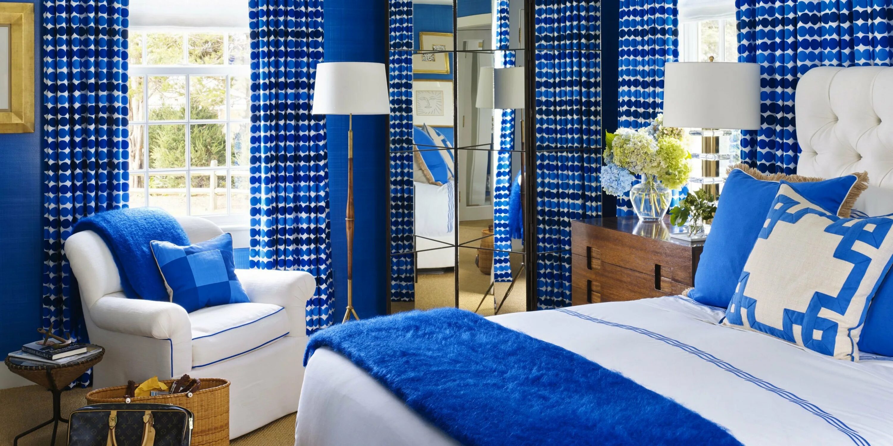 Где живут синие. Спальня в синих тонах. Спальня в сине белых тонах. Интерьер в синих тонах. Бело синяя спальня.