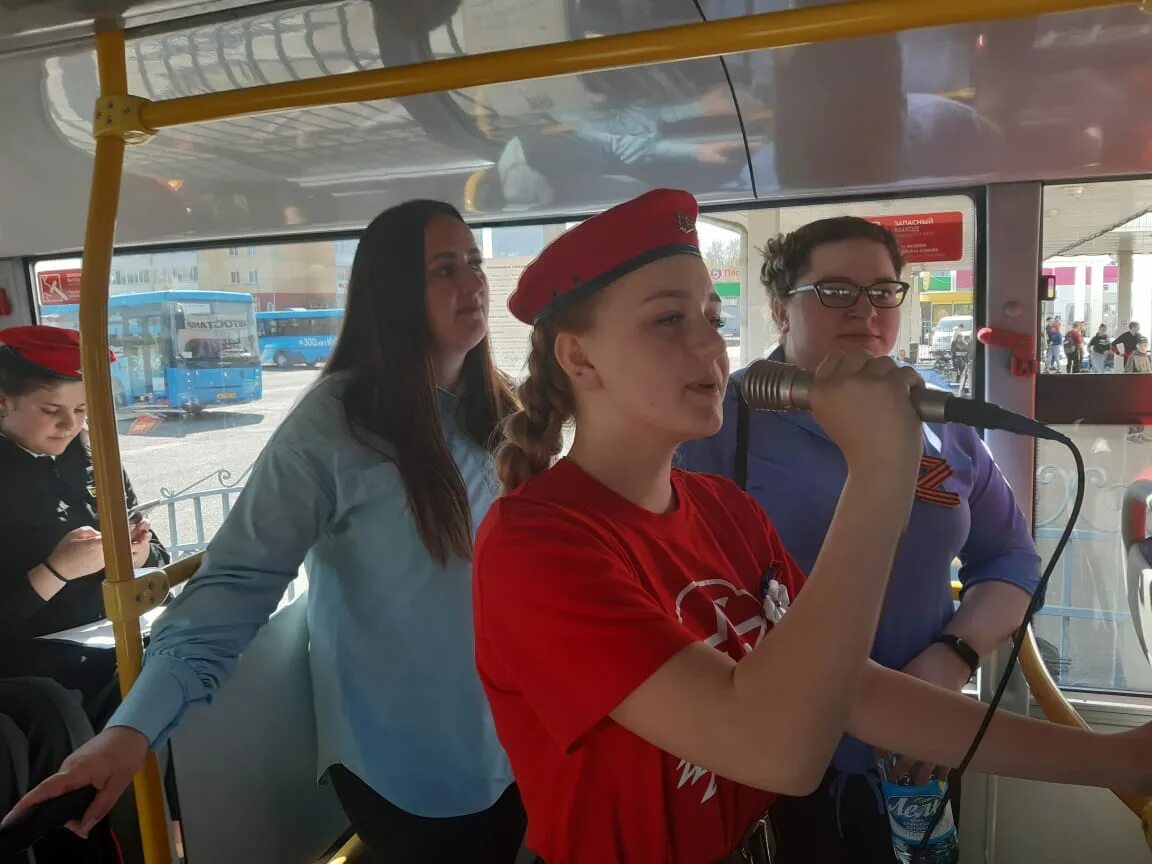 Поющий автобус экскурсия. Дети поют в автобусе. Поющий автобус экскурсия по Москве. Поющий автобус 9 мая. Автобусные экскурсии 2 дня