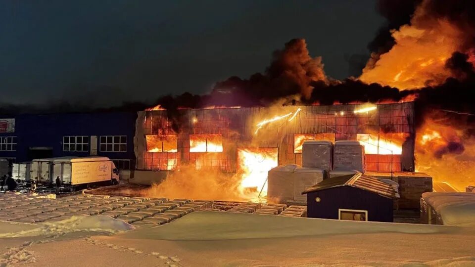 Сгорел склад озон в подмосковье. Горит склад вайлдберриз сегодня. Пожар на складе озон в истре. Пожары ленинский район саратов. Пожар на салова спб.