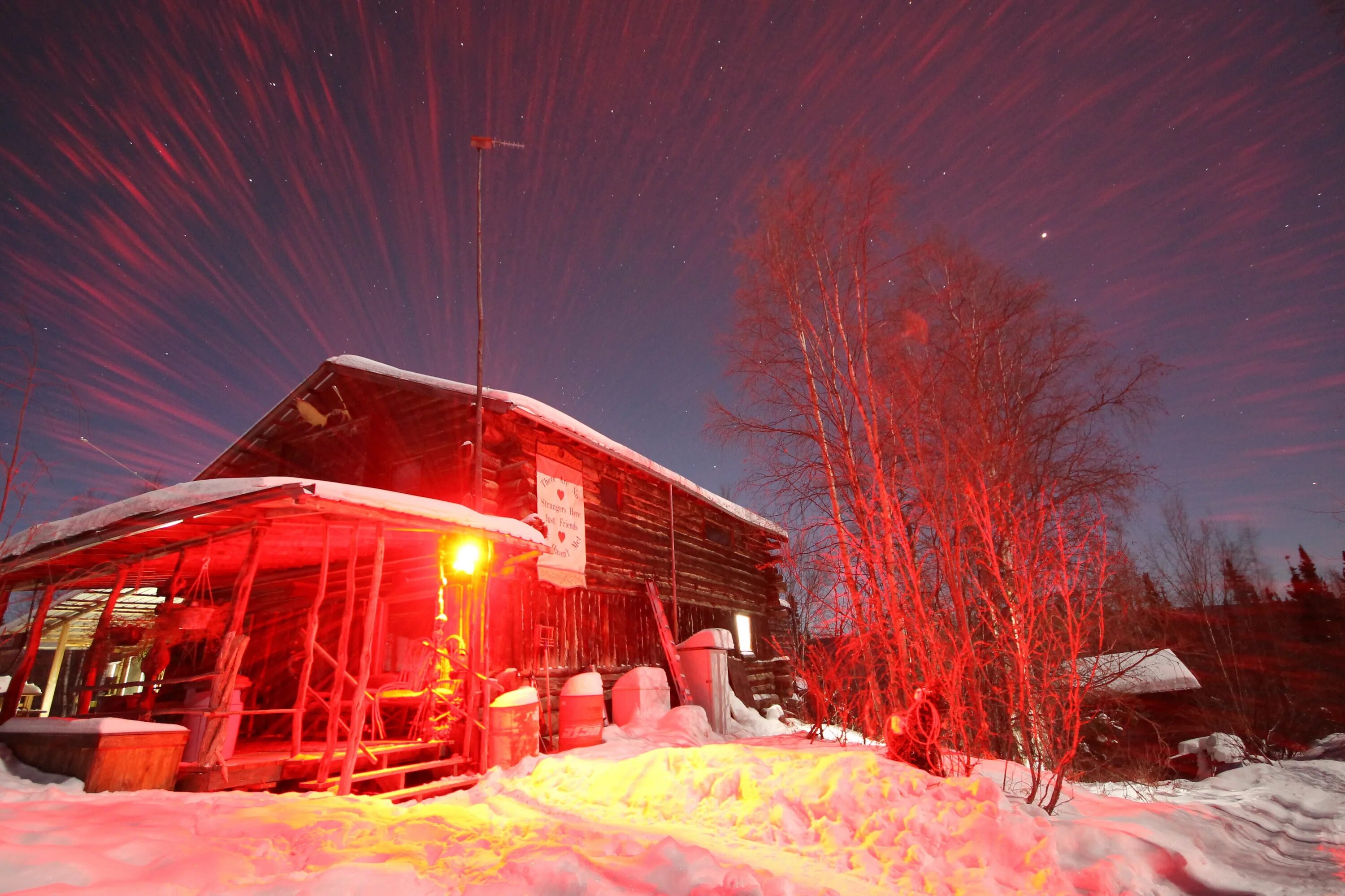 Красная снежка. Зимний дом. Домик зимой. Дом в снегу. Аляска ночь домик.