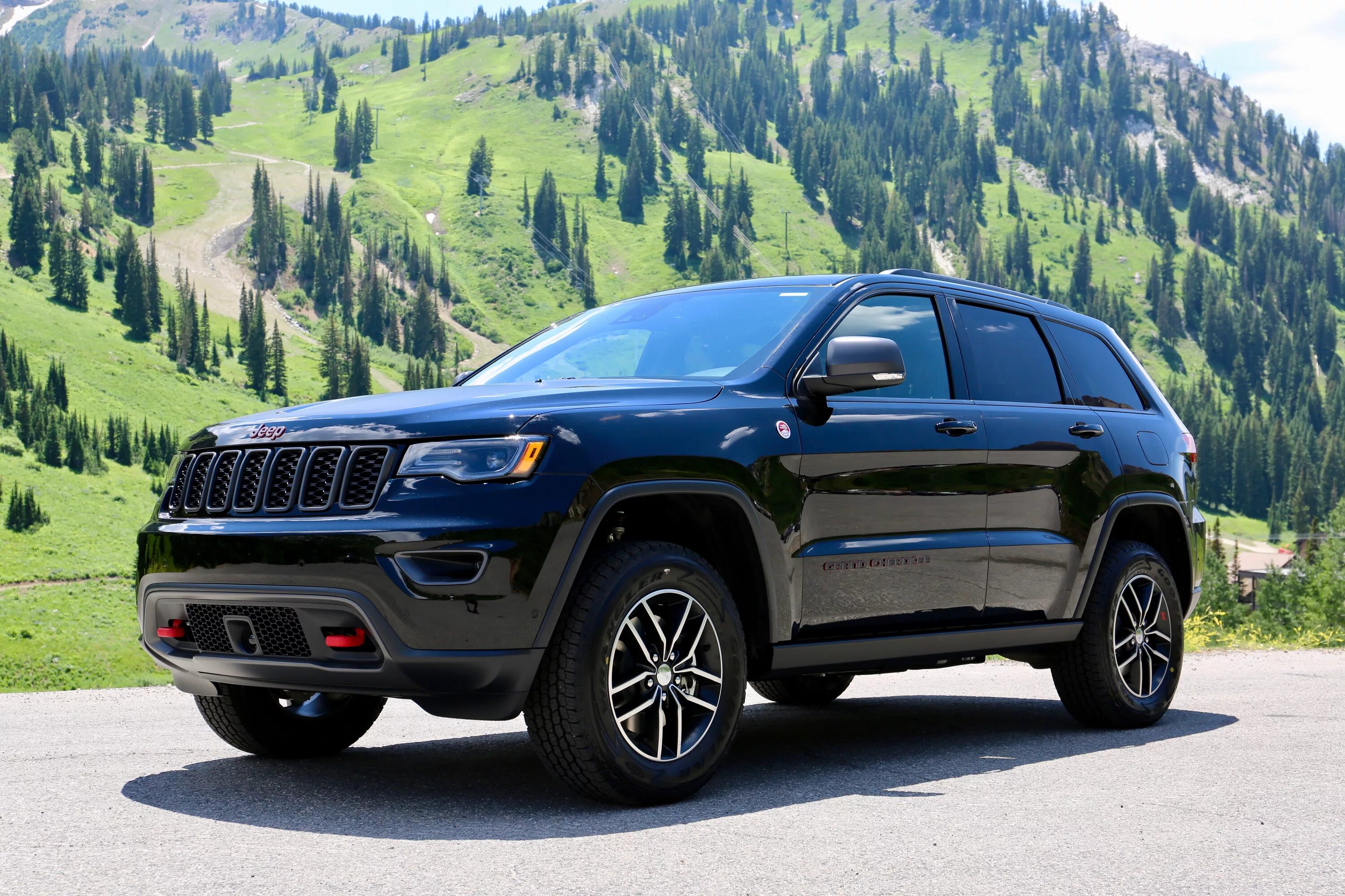 Какие машины джипы. Jeep Grand Cherokee Trailhawk. Jeep Grand Cherokee 2017 Black. Jeep Grand Cherokee Trailhawk 2020. Jeep Grand Cherokee 2022.