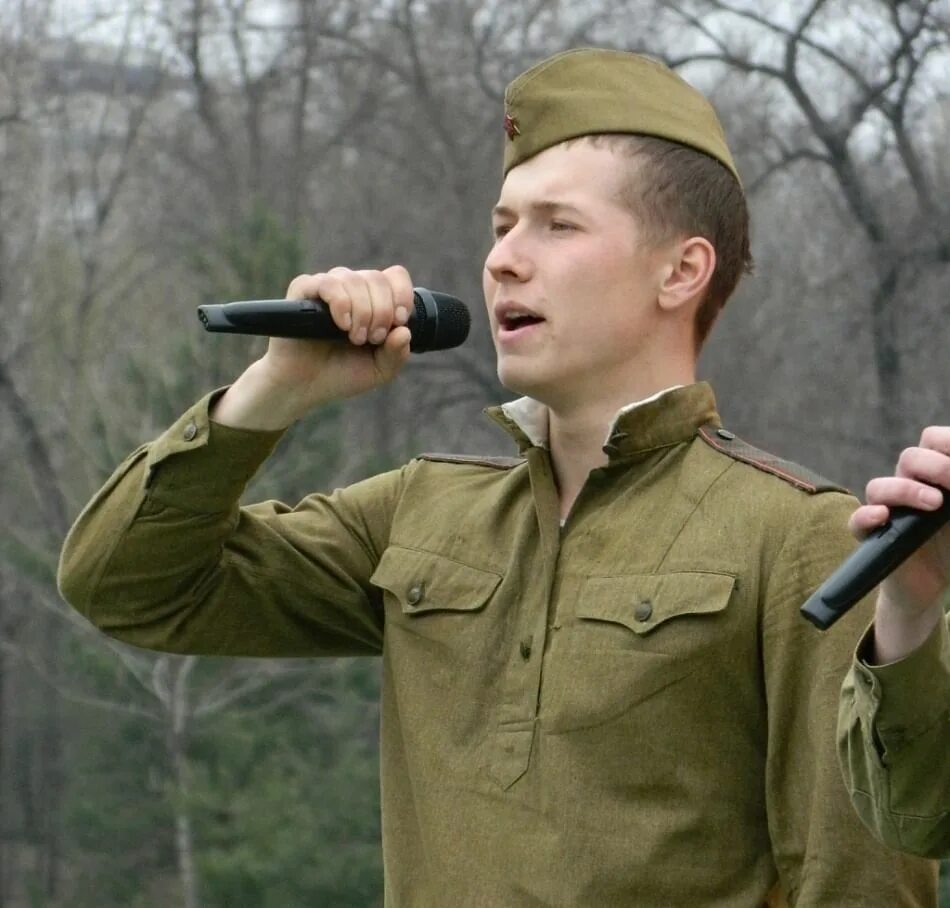 Песня в солдатах небо в облаках. Солдаты. Военные поют. Солдаты поют. Солдат с микрофоном.