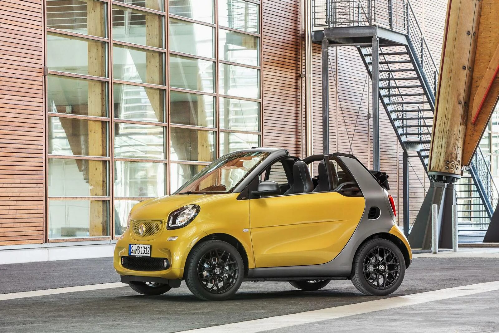 Дешево смарт. Smart fortwo cabrio. smart fortwo 2016. автомобиль smart fortwo cabrio. смарт кабриолет 2025.