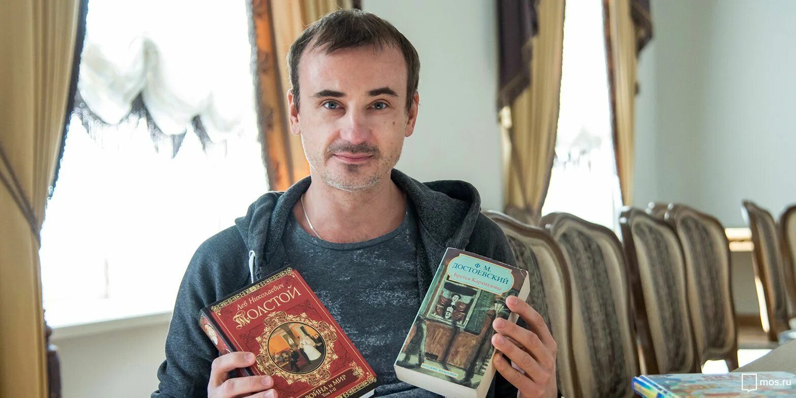 Мужской портрет с книгой. Очки криса эванса. Артист с книгой. Чтение вслух. Грегори пек фото.