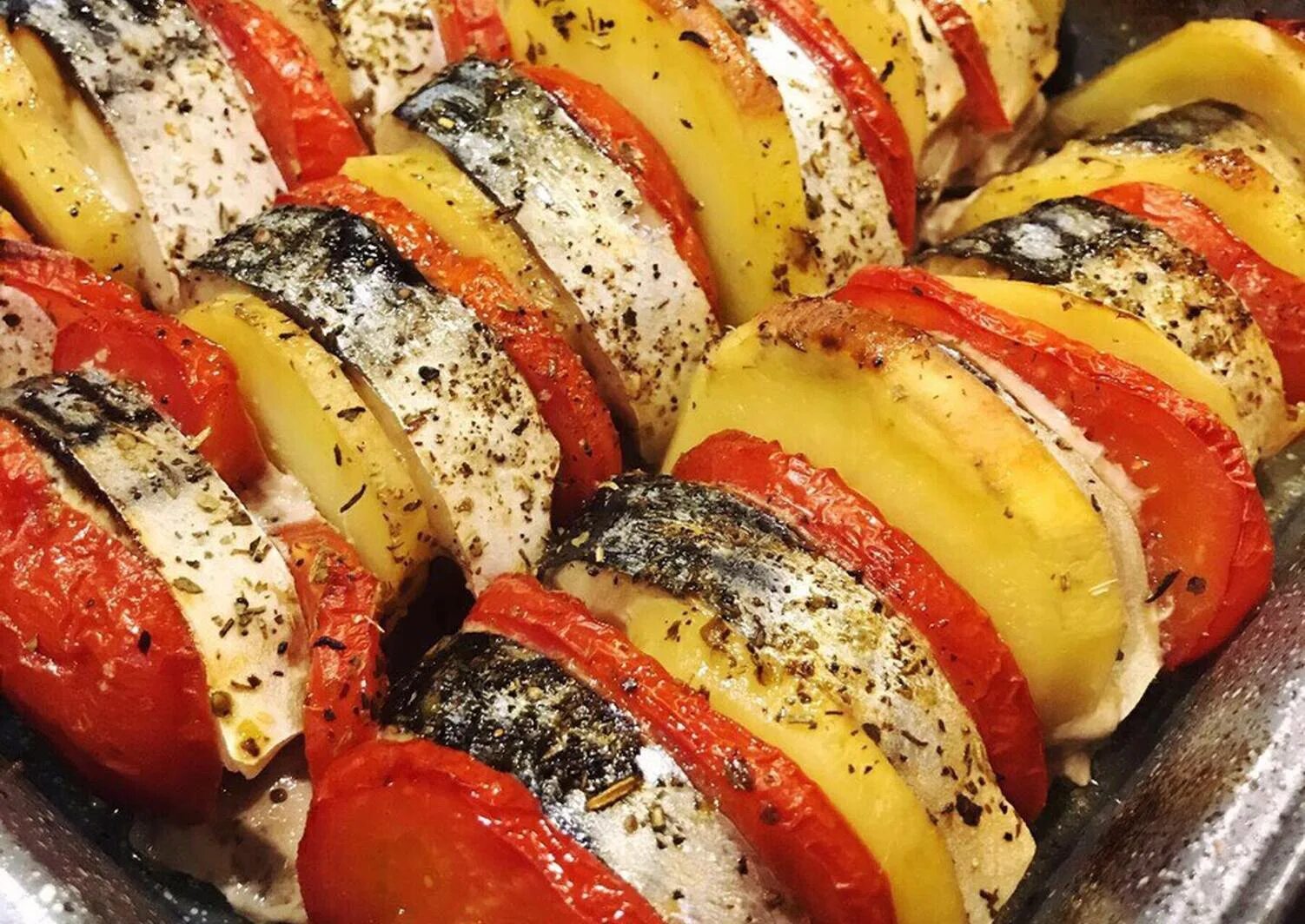 скумбрия запеченная в духовке с овощами. рыба фаршированная скумбрия. скумбрия фаршированная овощами запеченная в духовке. скумбрия запеченная в духовке в фольге с овощами. скумбрия запеченная в духовке с овощами.