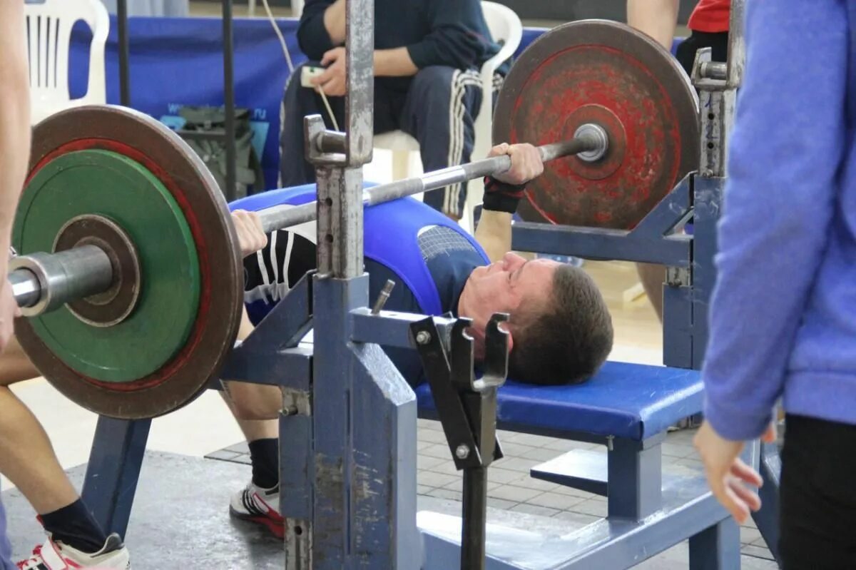 Техника жима лежа в пауэрлифтинге. Пауэрлифтинг. Пауэрлифтинг белоконь. Троеборье пауэрлифтинг. Джимми колб пауэрлифтинг.