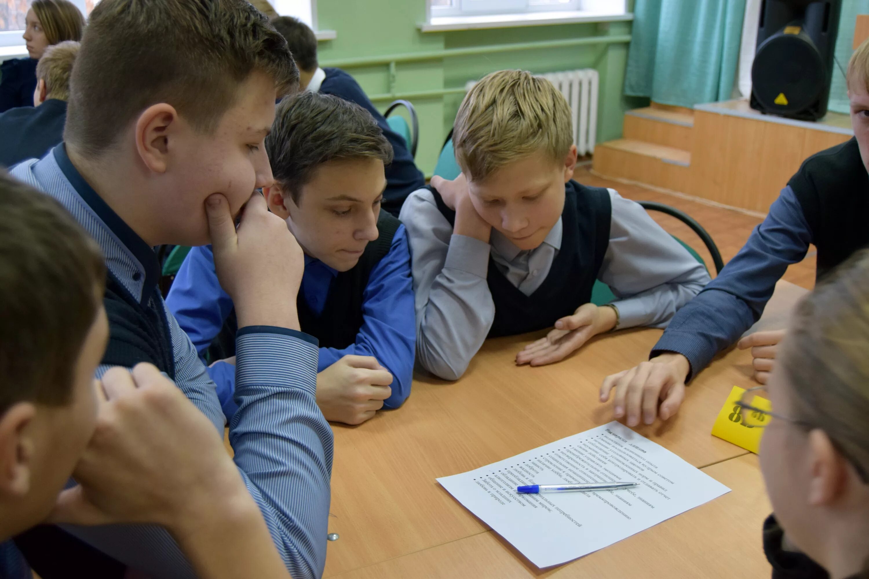 (ученики)восьмиклассники. ученик с глобусом. урок географии. восьмиклассники на уроке. после урока географии восьмиклассники заинтересовались.