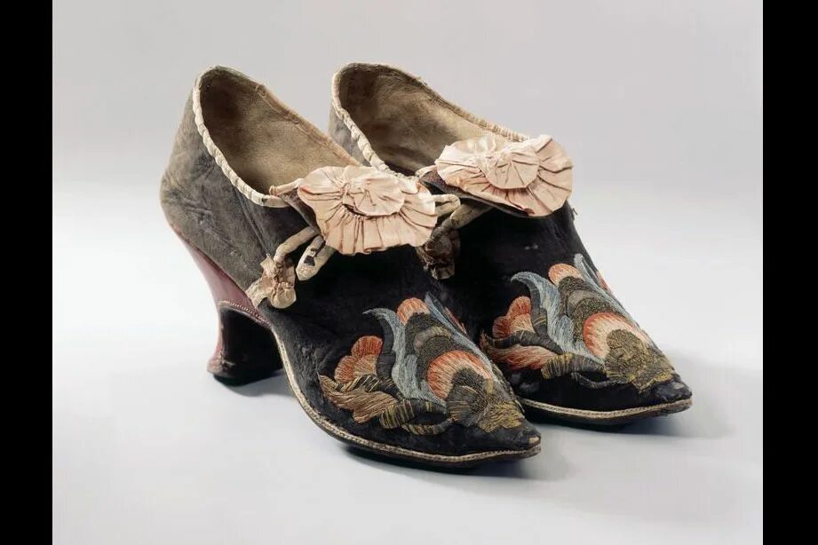 Виды обуви старые. Обувь Барокко (16 – 17 века). Обувь Барокко 17 век. Франсуа Пино обувь 18 век. Обувь второе рококо 19 век.