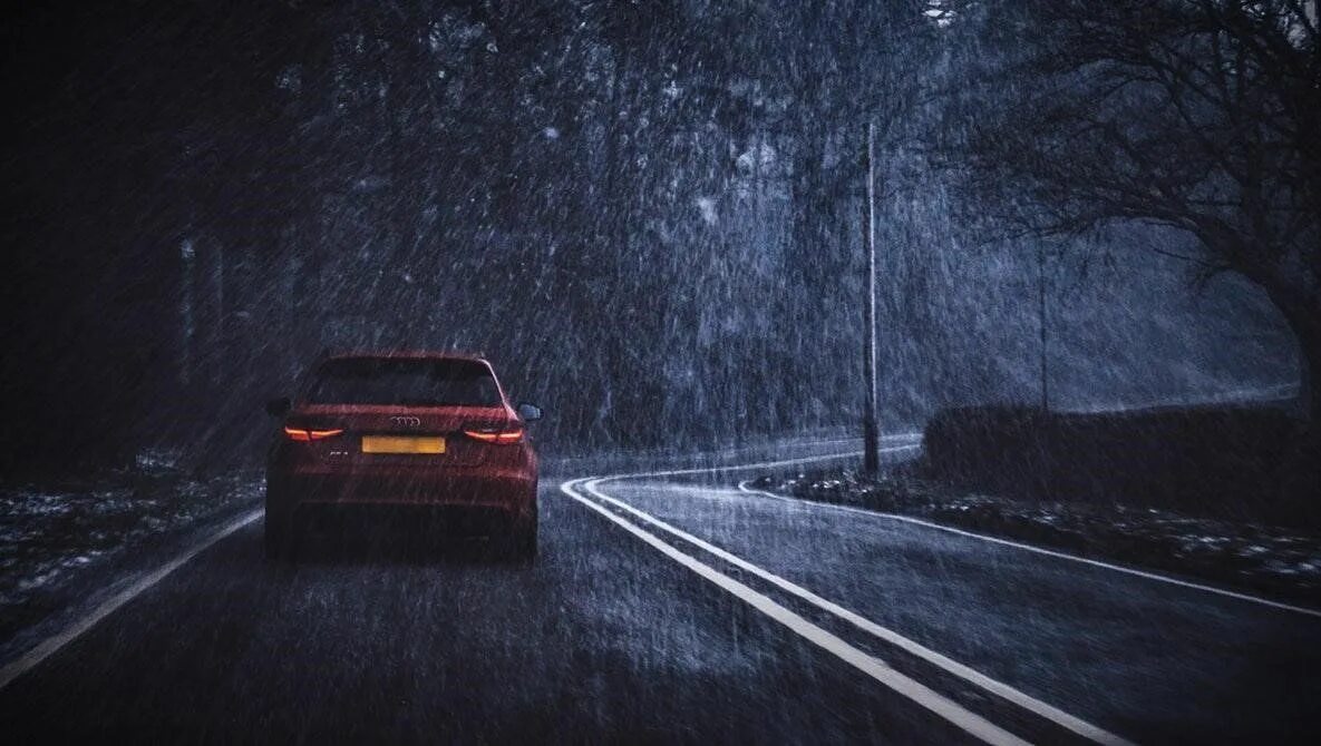 Машина под дождем. Машина ночь дождь. Машина ночью на дороге. Дорога дождь машина.