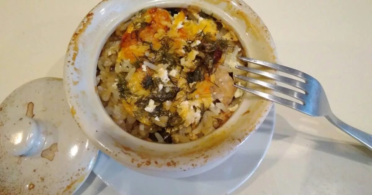 Ужин в горшочках в духовке. Рис в горшочках. Рис в горшочках в духовке с мясом и грибами. Плов в горшочках в духовке с говядиной. Грибы с рисом в горшочке.