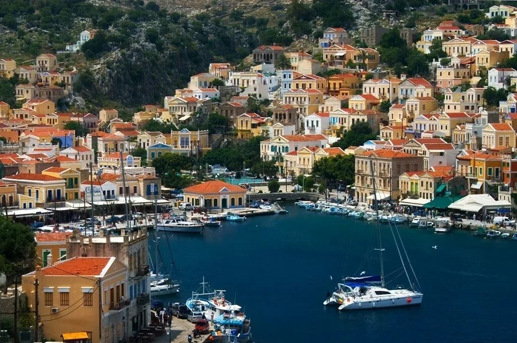 Столица находится на берегу моря. Symi Греция. Родос Сими. Остров Сими Турция. Родос остров Греция.