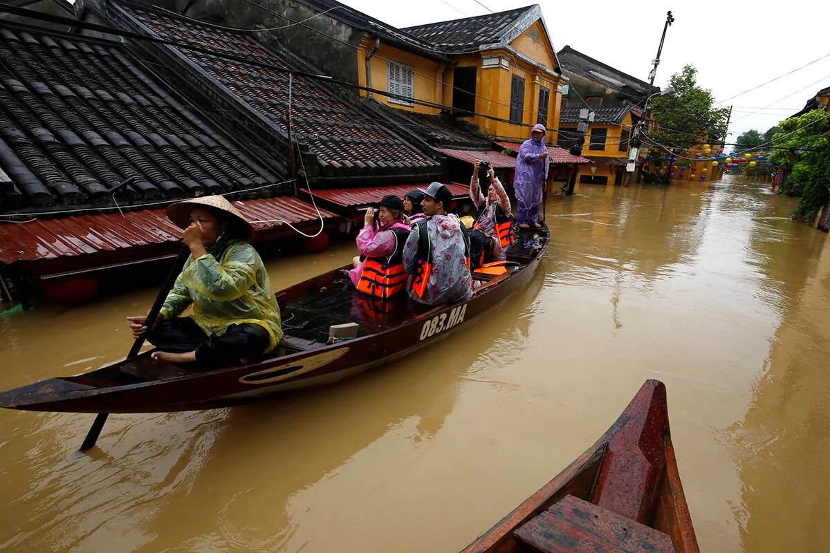 Вьетнам последние новости. Дананг наводнение Хойан. Наводни Тайфуны во Вьетнаме. Вьетнам Хошимин наводнения. Хошимин затапливает.