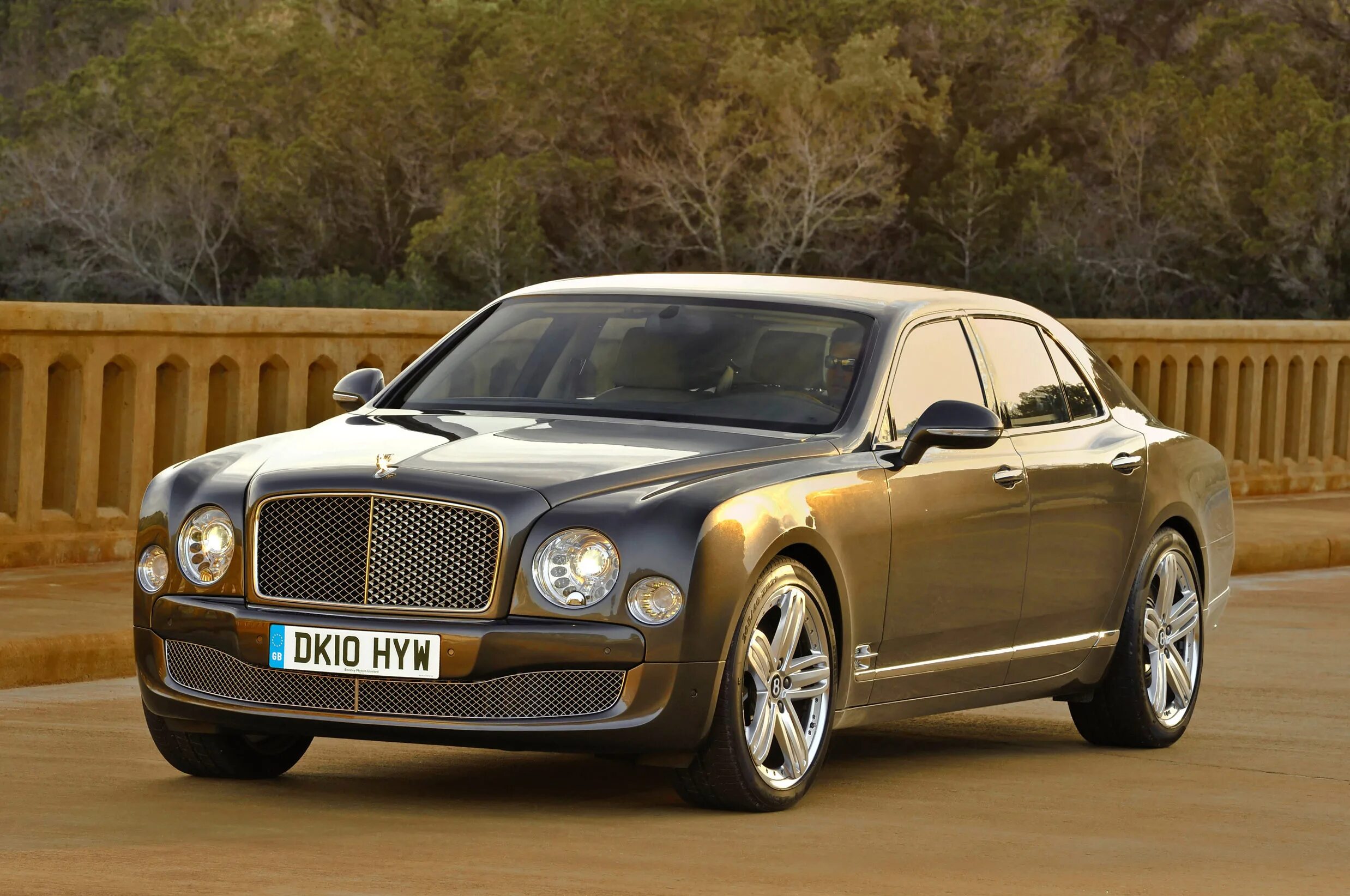 Бентли фото. Bentley Mulsanne 2010. Bentley Mulsanne 2011. Бентли Мульсан 2010 года. Bentley Mulsanne Coupe.