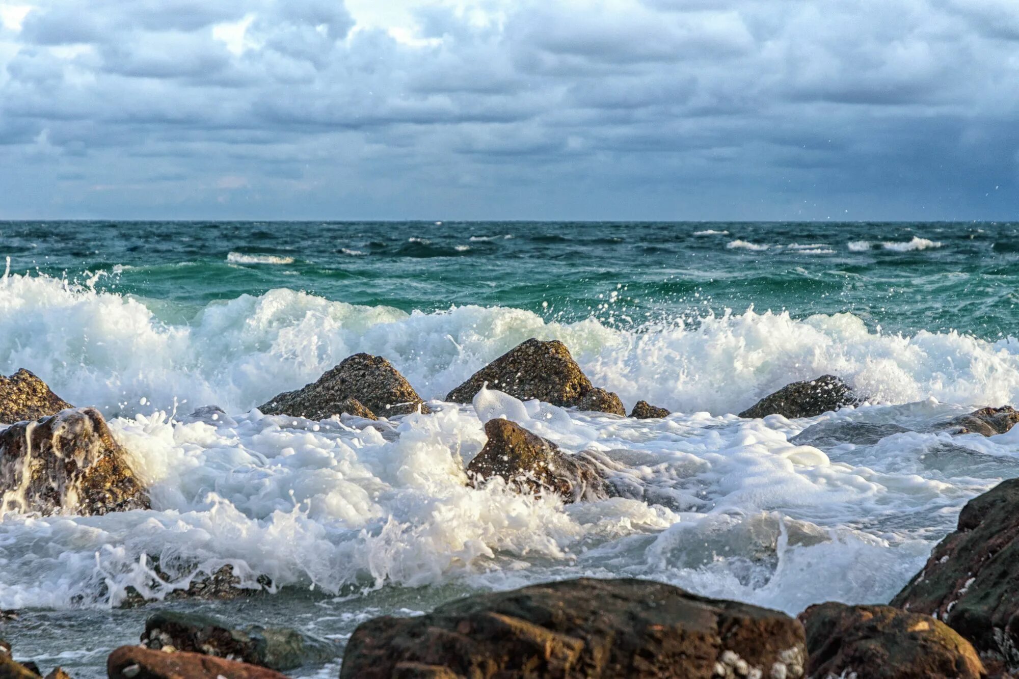 Город ветров морская. Ветер на море. В море ветер в море. Ветер с моря дует. Ветер фото красивые.