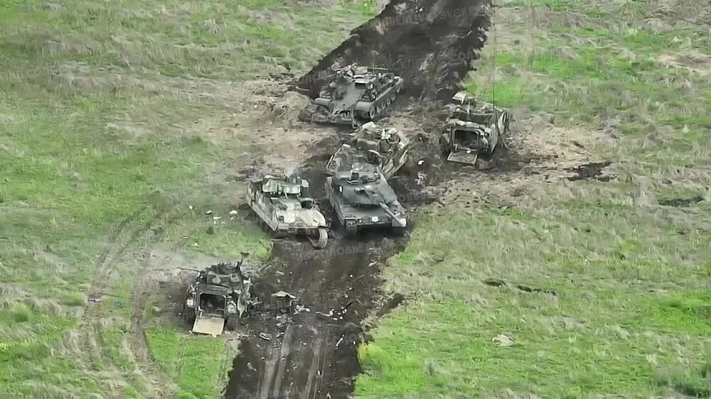 Кадры подбитой техники. Подбитые БМП m2a2 Bradley.