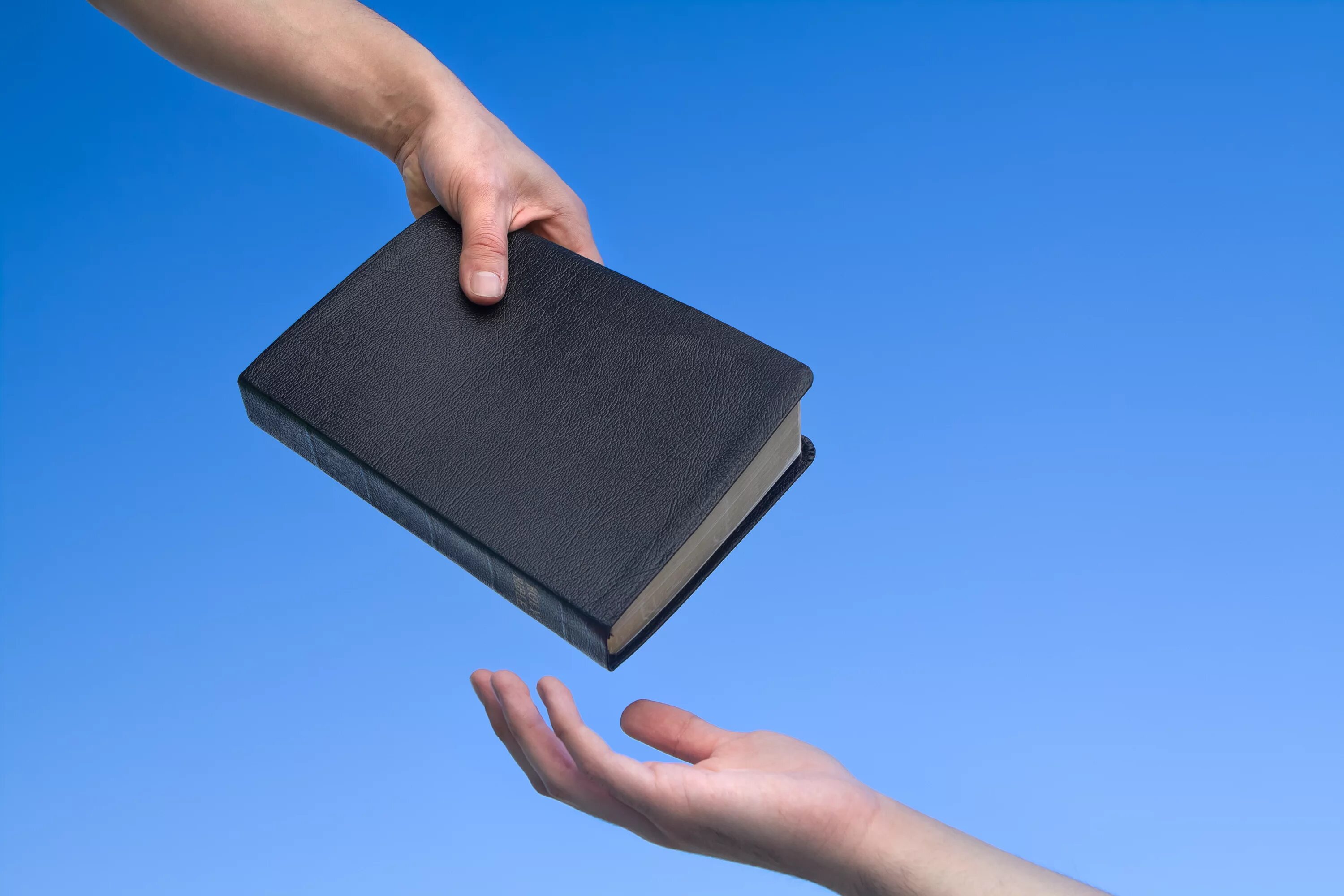 Give that book to. Передает книгу. Рука дает. Человек с Библией в руках. Библия в руках.
