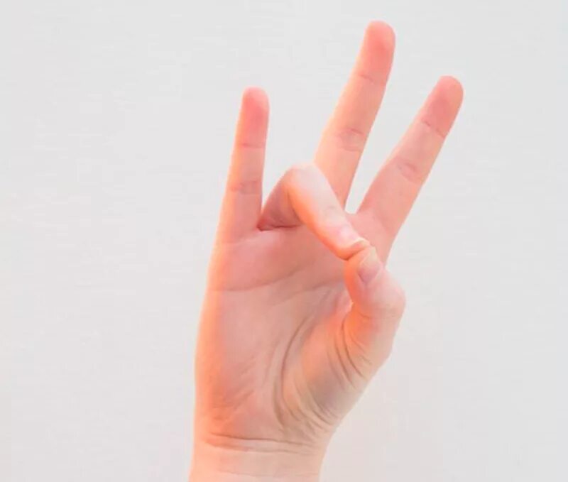 Жест мизинцем указательным и средним пальцем. Указательный и средний палец. Указательный и средний палец. Варуна мудра. Что означает жест указательный и мизинец.