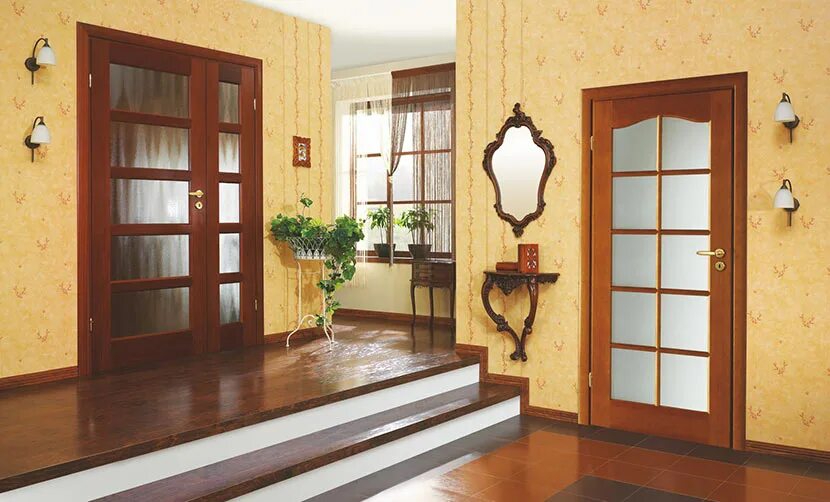 Двери цвета красного дерева. Двери красное дерево в интерьере. Двери из красного дерева в интерьере. Дверь махагон в интерьере. Межкомнатные двери из красного дерева в интерьере.