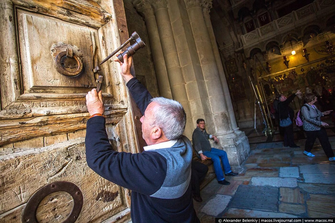 ключник храма гроба господня в иерусалиме. привратник храма гроба господня. ключник храма гроба господня. ключ от храма гроба господня иерусалим. ваджих нусейбе.