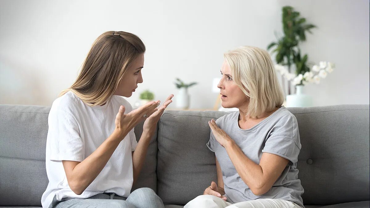 Беседа двух женщин. Свекровь конфликт. Разговор с мамой на кухне. Сноха не общается. Плохие отношения в семье.